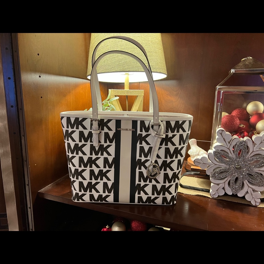 Michael Kors Jet Set Travel Carryall Tote MD